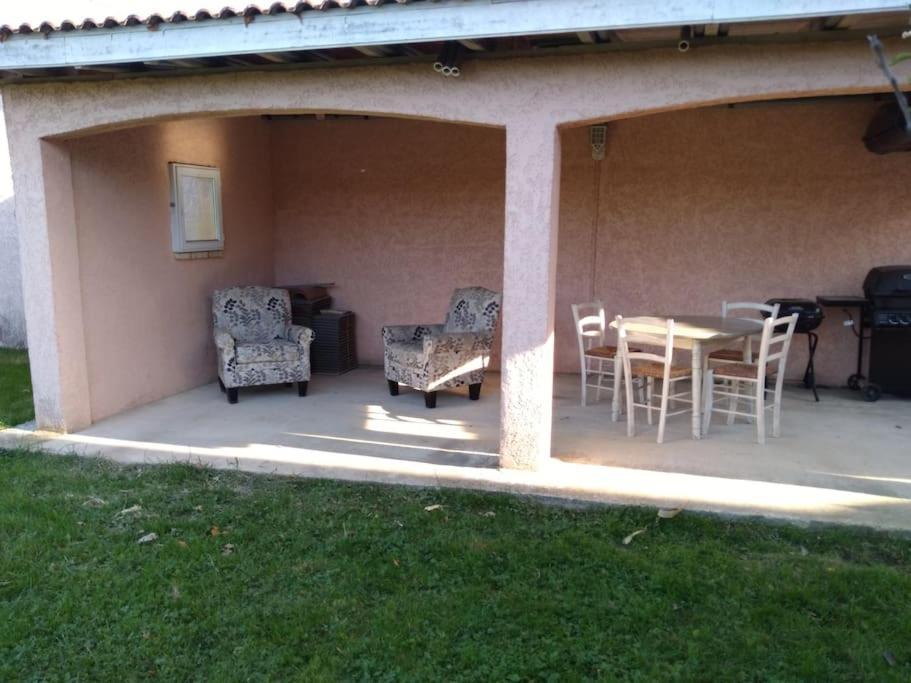 Comme A La Maison ! Chavanoz Esterno foto