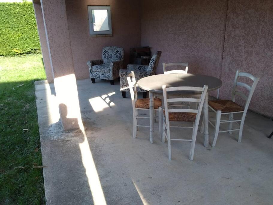 Comme A La Maison ! Chavanoz Esterno foto